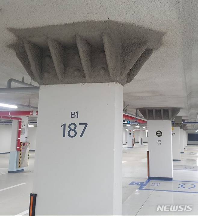 [서울=뉴시스]LH는 15개 단지 중 3개 단지의 보강 공사를 완료했고, 나머지 12개 단지에 대한 보강 공사는 내달 말까지 마칠 계획이다. 사진은 보강 공사가 완료된 한 단지의 기둥 모습.(사진=한국토지주택공사 제공)