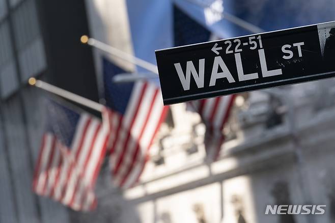 [뉴욕=AP/뉴시스]미국의 국채 수익률(금리)이 2일(현지시간) 연중 최고치를 기록한 것으로 나타났다. 사진은 뉴욕 증권거래소 앞에 월 스트리트 표지판이 걸려 있는 모습. 2023.08.03.