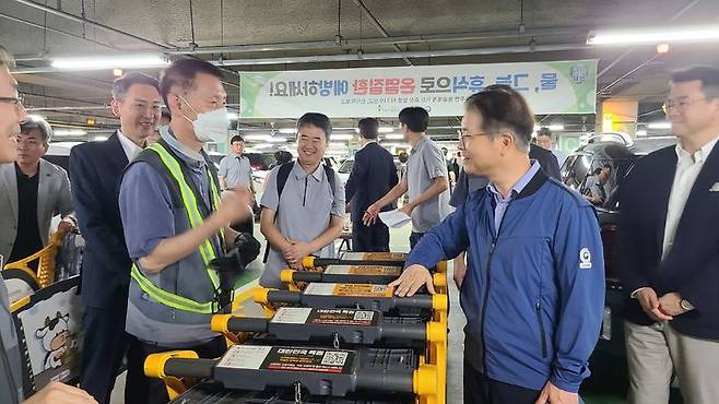 [서울=뉴시스] 이정식 고용노동부 장관이 3일 오전 경기도의 한 이마트를 방문해 폭염 예방조치사항을 점검하고 있다. 2023.08.03. (사진=고용노동부 제공) *재판매 및 DB 금지