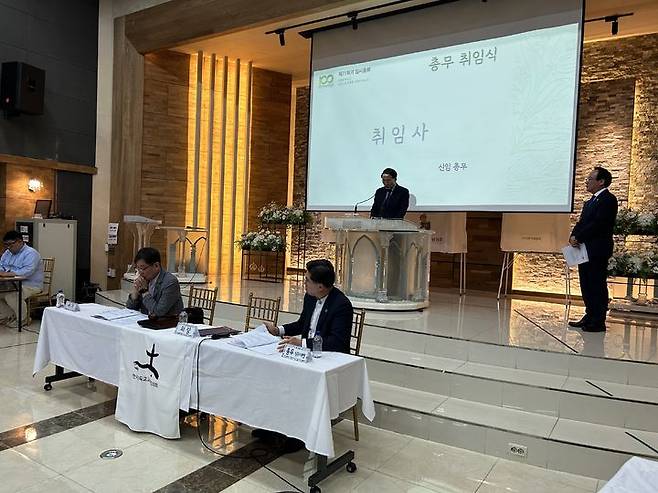 [서울=뉴시스]  3일 서울 종로구 한국기독교연합회관에서 열린 한국기독교교회협의회(NCCK) 임시총회에서 총무로 선출된 김종생 대한예수교장로회 목사가 취임사를 하고 있다.  (사진=한국기독교교회협의회 제공:) 2023.08.03. photo@newsis.com  *재판매 및 DB 금지