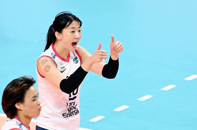 [서울=뉴시스] GS칼텍스는 3일 흥국생명을 세트 스코어 3-0(25-19 25-19 25-17)으로 꺾고 IBK기업은행에 이어 B조 2위로 준결승에 올랐다. 2023.08.03 (사진=KOVO 제공) photo@newsis.com *재판매 및 DB 금지