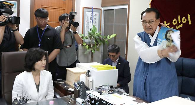 김호일 대한노인회장이 3일 서울 용산구 대한노인회 중앙회에서 노인 비하 발언 논란으로 사과 방문한 김은경 더불어민주당 혁신위원장에게 사과를 받고 면담을 하는 중 김 위원장의 사진을 손으로 때리며 노인 분노를 표현하고 있다. 뉴시스