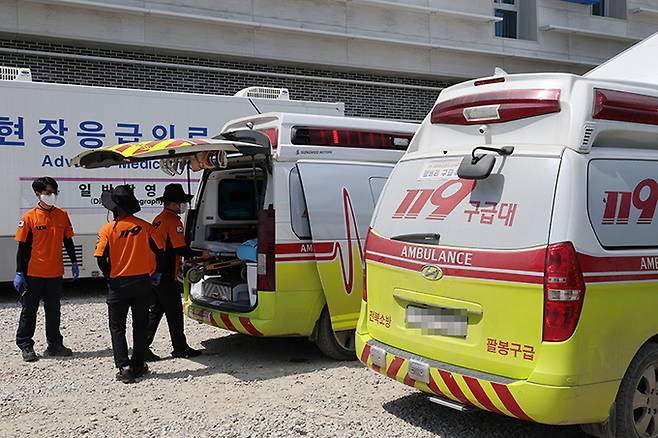  3일 오후 전북 부안군 새만금 세계스카우트 잼버리 야영지 내 잼버리 병원 앞에 119 구급대가 대기하고 있다.부안=연합뉴스