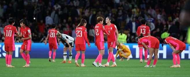 한국 여자축구대표팀 선수들이 3일 호주 브리즈번 스타디움에서 열린 2023 국제축구연맹(FIFA) 호주·뉴질랜드 여자월드컵 H조 3차전 독일과 경기에서 1-1로 비긴 뒤 서로를 격려하고 있다.   브리즈번 | 연합뉴스