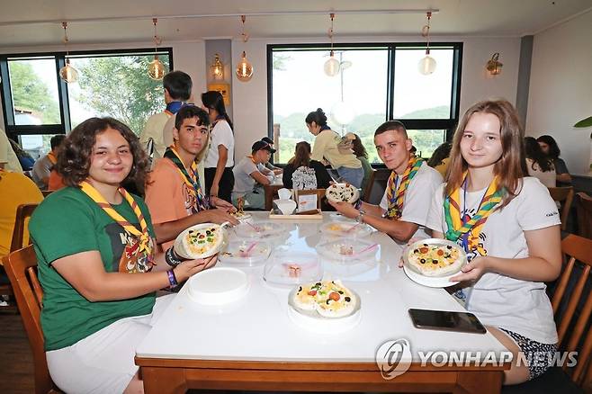 치즈마을 방문한 마케도니아 스카우트 대원 (서울=연합뉴스) 2023 새만금 세계스카우트 잼버리 참가를 위해 방한한 마케도니아 스카우트 대원들이 지난달 31일 농촌체험휴양마을인 전북 임실군 성수면 치즈마을을 찾아 체험행사를 하고 있다. 2023.8.2 [임실군청 제공. 재판매 및 DB금지] jeong@yna.co.kr