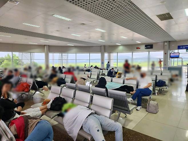 달랏 공항에 발 묶인 승객들 [독자 제공]