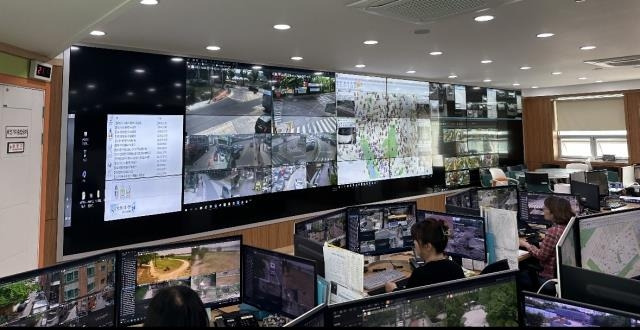 CCTV 화면서 이상징후 살펴보는 안전센터 관제요원   [고양시 제공, 재판매 및 DB 금지]