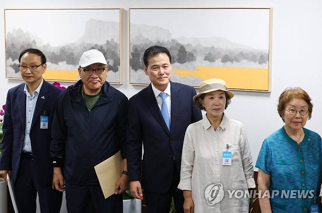 김영호 통일장관 첫 일정은 납북자, 억류자, 국군포로 문제 (서울=연합뉴스) 김도훈 기자 = 김영호 통일부 장관이 3일 오후 정부서울청사 장관실에서 열린 납북자, 북한 억류자, 국군포로 관련 단체 대표 및 억류자 가족과의 면담에서 참석자들과 인사 뒤 기념 촬영하고 있다. 2023.8.3 superdoo82@yna.co.kr