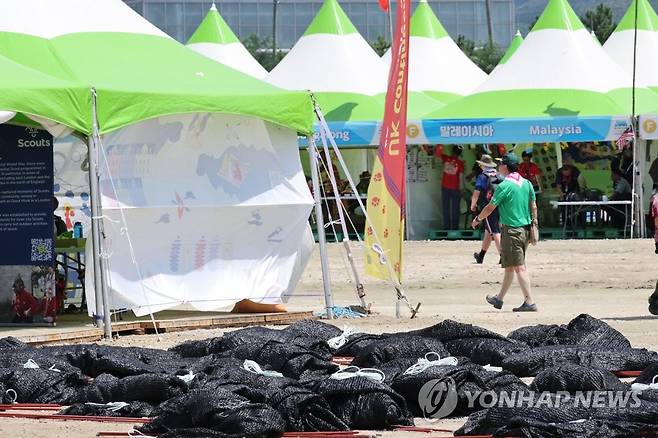 공수해온 그늘막 (부안=연합뉴스) 임채두 기자 = 3일 오후 전북 부안군 새만금 세계스카우트 잼버리 델타구역에서 그날막이 깔려 있다. 2023.8.3 doo@yna.co.kr