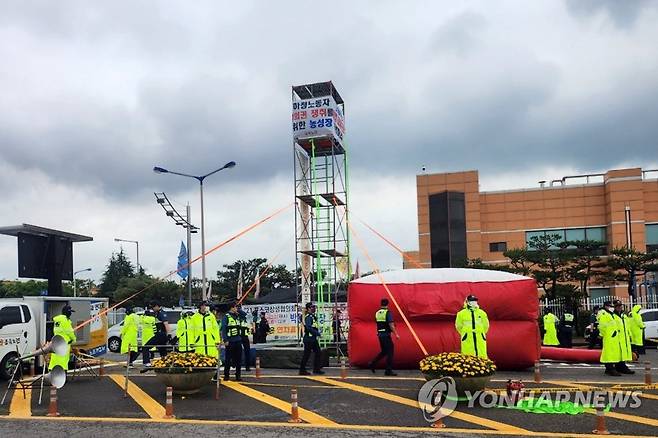 '망루농성' 부른 포스코 광양제철소 하청업체 노사갈등 [전남경찰청 제공. 재판매 및 DB 금지]