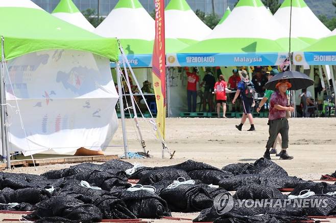 공수해온 그늘막 (부안=연합뉴스) 임채두 기자 = 3일 오후 전북 부안군 새만금 세계스카우트 잼버리 델타구역에서 그날막이 깔려 있다. 2023.8.3 doo@yna.co.kr