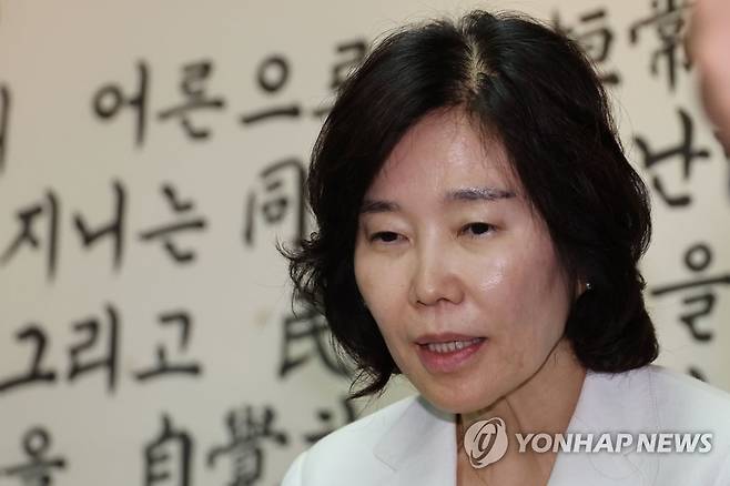 민주당혁신위원장, 노인회 사과방문 (서울=연합뉴스) 더불어민주당 김은경 혁신위원장이 3일 용산 대한노인회 중앙회에서 김호일 회장 면담 후 노인폄하 발언을 사과하고 있다. 2023.8.3 [국회사진기자단] xyz@yna.co.kr