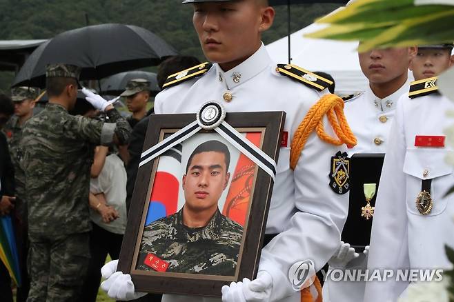 비 오는 날 거행되는 안장식 (대전=연합뉴스) 강수환 기자 = 고(故) 채수근 상병의 안장식이 22일 오후 국립대전현충원에서 거행되고 있다. 채수근 상병은 지난 19일 경북 예천 내성천에서 실종자를 수색하던 중 급류에 휩쓸려 숨졌다. 2023.7.22 swan@yna.co.kr