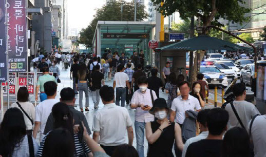 4일 온라인 커뮤니티에 살인을 예고하는 게시물 두 건이 올라온 서울 강남역 5번출구 옆에 경찰차가 대기하고 있다(사진=뉴시스).