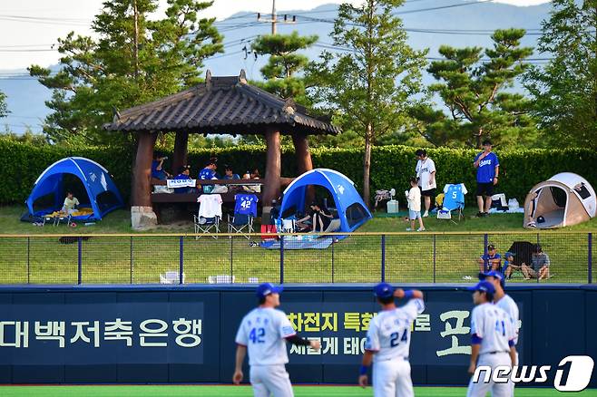 3일 오후 경북 포항야구장에서 열린 프로야구 '신한은행 SOL 2023 KBO리그' 삼성 라이온즈와 기아 타이거즈의 경기에서 외야 자유석 관중들이 텐트에서 더위를 피하고 있다.2023.8.3/뉴스1 ⓒ News1 최창호 기자