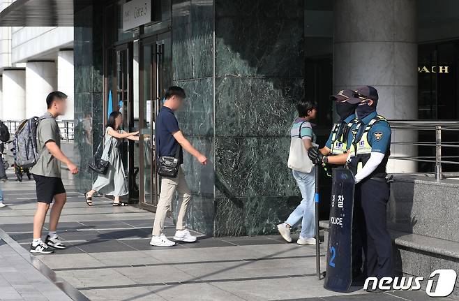 4일 오전 묻지마 흉기 난동 사건이 발생한 경기 성남시 분당구 서현역에 경찰 병력이 배치돼 있다.  ⓒ News1 김영운 기자