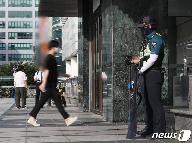 4일 오전 묻지마 흉기 난동 사건이 발생한 경기 성남시 분당구 서현역에 경찰 병력이 배치돼 있다. 3일 오후 성남시 분당구 서현역 일대에서 묻지마 흉기 난동 사건이 발생해 14명이 다쳤고 이 가운데 2명은 위중한 상태이다. 2023.8.4/뉴스1 ⓒ News1 김영운 기자