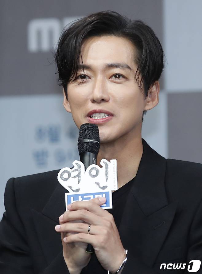 배우 남궁민이 4일 오후 서울 마포구 상암 MBC에서 열린 새 금토드라마 ‘연인’ 제작발표회에서 인사말을 하고 있다. ‘연인’은 병자호란을 겪으며 엇갈리는 연인들의 사랑과 백성들의 생명력을 다룬 휴먼역사멜로드라마다. 2023.8.4/뉴스 ⓒ News1 권현진 기자