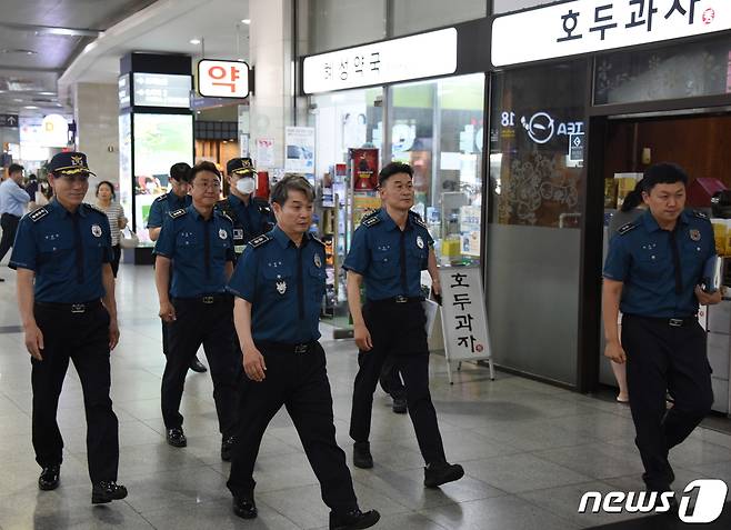 임용환 광주경찰청장이 최근 연이어 벌어진 각종 흉악범죄에 대응하기 위한 '흉기난동 범죄 특별치안활동'이 선포됨에 따라 4일 광주종합버스터미널 유스퀘어에서 다중이용시설 현장점검을 진행 중이다. (광주 서부경찰서 제공) 2023.8.4/뉴스1 ⓒ News1