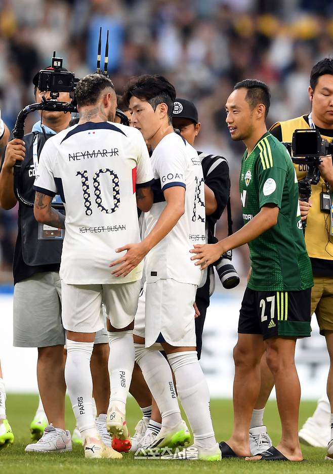파리생제르맹(PSG) 이강인이 3일 부산아시아드주경기장에서 열린 전북 현대와 쿠팡플레이 시리즈 프리시즌 친선경기 후 전북 현대 문선민과 네이마르 이야기를 통역해 주고 있다. 2023. 8. 3.부산 | 최승섭기자 thunder@sportsseoul.com