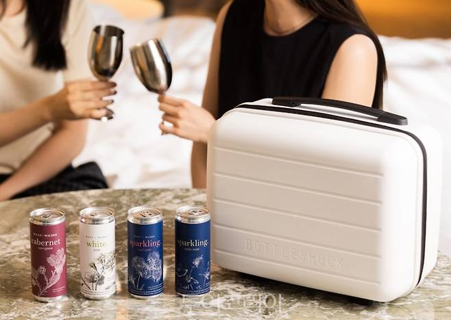 안다즈 서울 강남는 프리미엄 캔 와인 브랜드 '웨스트와일더'와 협업, 시즌 한정&nbsp;'칠링 앤 스파클링 인 안다즈'를 선보였다.&nbsp;&nbsp;