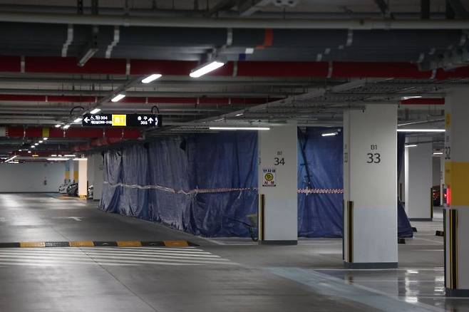 지난 1일 경기도 파주시 초롱꽃 마을 3단지(파주 운정 A34) 지하주차장에서 보강 공사를 위한 천막이 설치되어 있다.[이미지출처=연합뉴스]