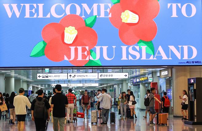 본격적인 여름 휴가철에 접어든 지난달 21일 오전 제주국제공항 1층 도착장에 관광객들의 발걸음이 이어지고 있다. /뉴시스