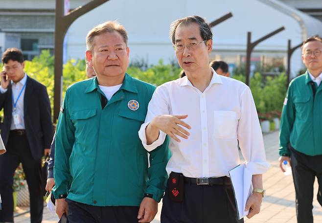 한덕수 국무총리가 4일 전북 부안군 2023 새만금 세계스카우트잼버리 대회장을 방문, 이상민 행정안전부 장관과 대회장 내 프레스룸으로 이동하고 있다. /연합뉴스