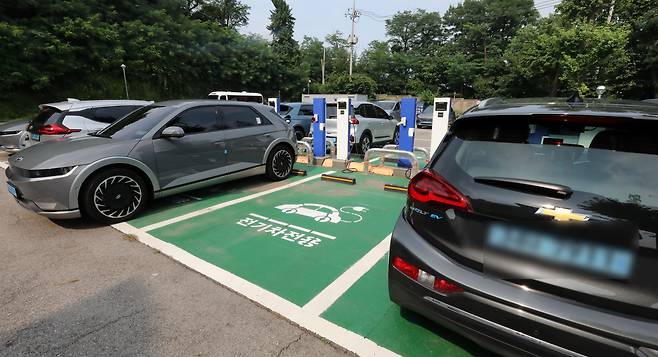 지난달 20일 오후 서울 종로구 국립기상박물관에 전기차량이 충전을 하고 있다. 기사와는 관련이 없음./뉴스1