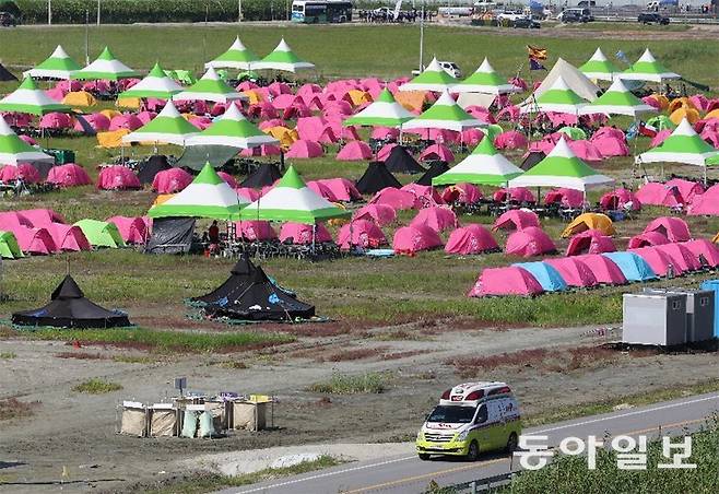 ‘2023 새만금 제25회 세계스카우트잼버리’가 열리는 전북 부안군 야영장 일대 도로에 3일 오후 119구급차가 지나가고 있다. 
이날 잼버리조직위원회에 따르면 2일 오후 8시에 시작된 개영식에서만 139명의 참가자가 쓰러져 108명이 온열질환자로 판명됐다. 
2일 하루에만 폭염 환자 300여 명이 속출해 온열질환자가 총 1000여 명에 이를 것으로 전망된다. 부안=박형기 기자 oneshot@donga.com