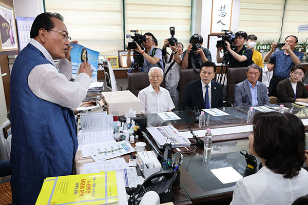 김은경 혁신위원장 사진 때리는 김호일 노인회장