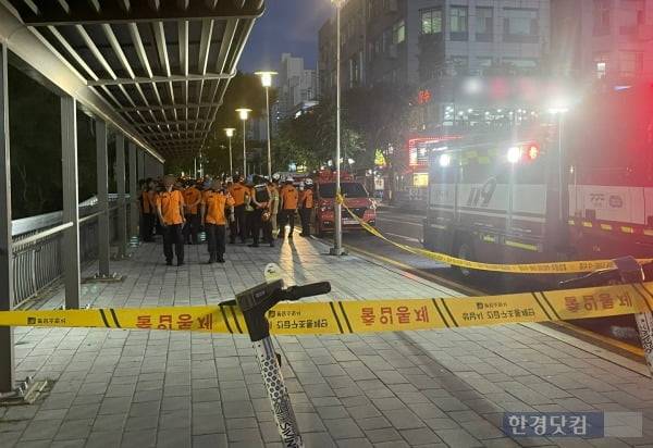 사건 이후 출동한 소방대원들이 사고 현장 인근에 모여있다. /사진=김세린 기자