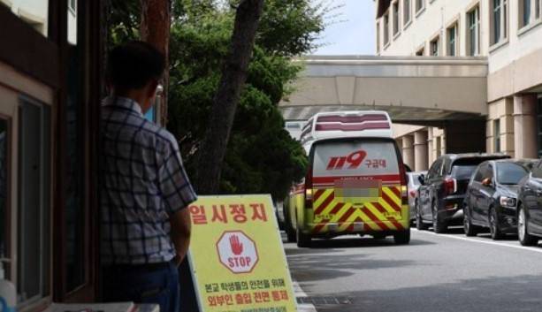 4일 오전 대전 대덕구 한 고등학교에서 20대로 추정되는 남성이 40대 교사를 흉기로 찌르고 도주하는 사건이 발생했다. 연합뉴스