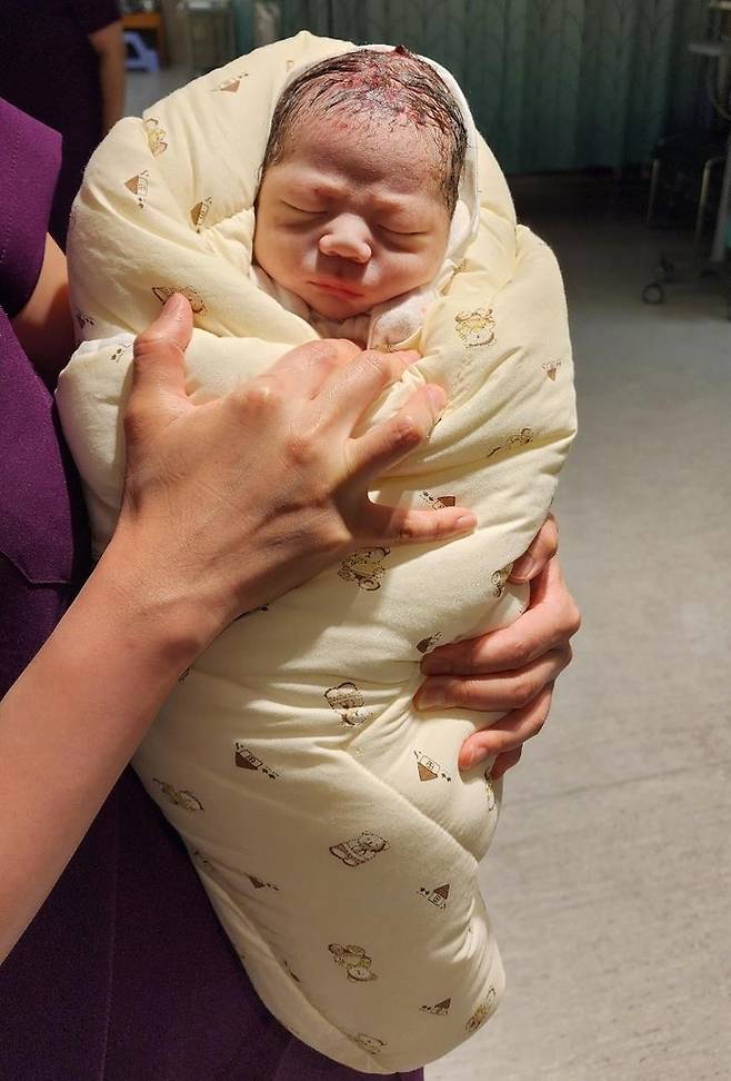 다둥이 가족의 9번째 아이의 모습.[사진 = 아이 부모, 연합뉴스]