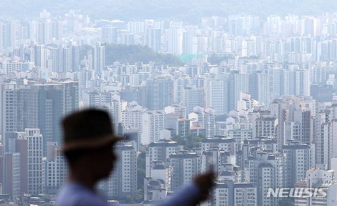 [서울=뉴시스] 김진아 기자 = 30일 한국부동산원의 '주간아파트동향'에 따르면 이달 넷째 주(24일 기준) 서울 아파트 매매가격은 전 주 대비 0.07% 상승해 직전주(0.07%)와 같은 상승폭을 보였다. 서울 강북 14개구가 평균 0.06% 오르면서 직전 주와 동일한 상승폭을 보였고, 강남 11개구는 0.08% 올라 지난주(0.07%)보다 상승폭이 소폭 커졌다. 사진은 30일 서울 남산에서 바라본 서울의 아파트. 2023.07.30. bluesoda@newsis.com
