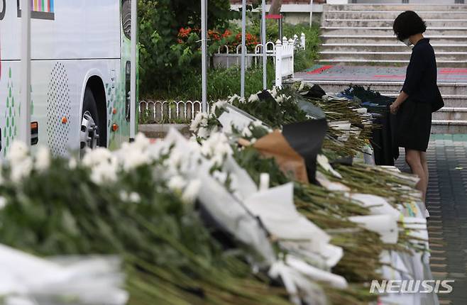 [서울=뉴시스] 황준선 기자 = 지난달 24일 오전 교사가 교내에서 극단적 선택을 한 서울 서초구 서이초등학교에서 한 시민이 추모 메세지를 읽고 있다. (사진=뉴시스DB). 2023.08.04. hwang@newsis.com