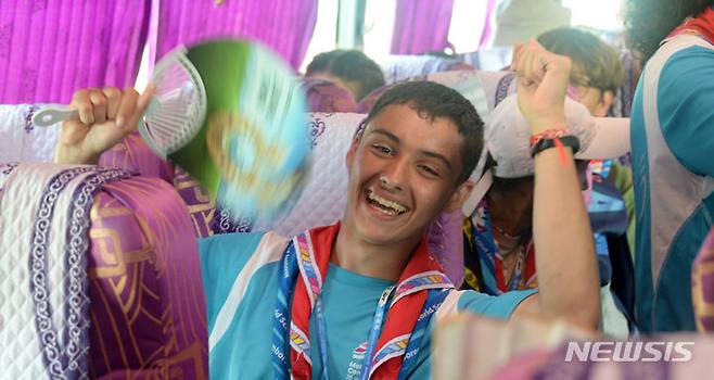 [부안=뉴시스] 김얼 기자 = '2023 새만금 제25회 세계스카우트잼버리'가 한창인 4일 전북 부안군 세계스카우트잼버리 델타존에 마련된 쿨링버스에서 스카우트 대원들이 더위를 식히고 있다. 2023.08.04. pmkeul@nwsis.com