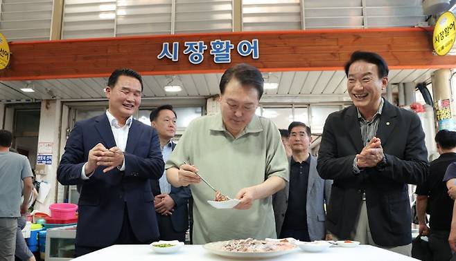 윤석열 대통령이 4일 경남 거제의 전통시장인 고현종합시장을 방문, 전어를 시식하고 있다. 연합뉴스