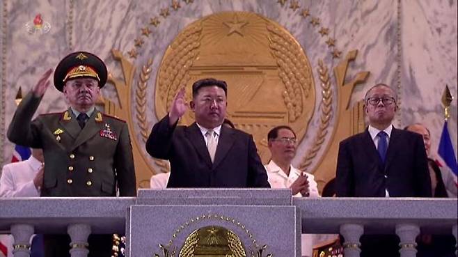 김정은이 중국, 러시아 대표단과 주석단에 서서 열병식을 보고 있다.