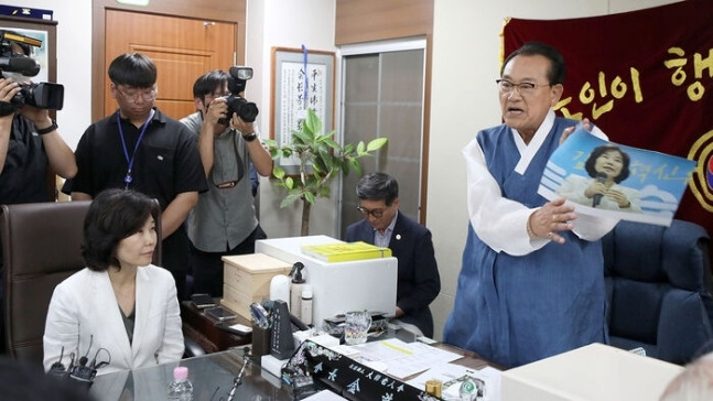 3일 용산 대한노인회 중앙회에서 김호일 회장이 더불어민주당 김은경 혁신위원장을 만나 ‘노인폄하 발언’ 관련해 사진을 때리며 질책하고 있다. 연합뉴스