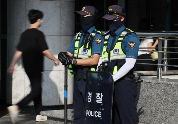 출근하는 시민들 - 4일 오전 경기도 성남시 분당구 서현역 주변에 경찰이 배치돼 있다. 지난 3일 경기도 성남시 분당구 서현역과 연결된 백화점에서 시민들을 대상으로 한 ‘묻지마 흉기 난동’ 사건이 발생해 시민 14명이 다쳤다. 2023.8.4 연합뉴스