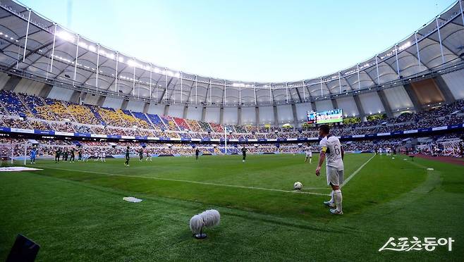 3일 부산아시아드주경기장에서 파리 생제르맹(PSG)과 K리그1 전북 현대의 쿠팡플레이 3차전 경기가 열렸다. 축구팬들이 무더운 날씨에도 경기를 즐기고 있다. 부산 | 김민성 기자 marineboy@donga.com