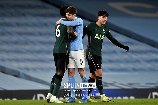 ▲ 손흥민과 포옹하는 존 스톤스.