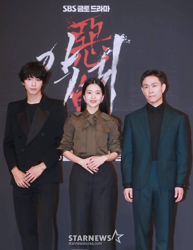 배우 홍경, 김태리, 오정세가 23일 오후 서울 목동 SBS에서 진행된 금토드라마 '악귀' 제작발표회에 참석해 포즈를 취하고 있다.  악귀에 씐 여자와 그 악귀를 볼 수 있는 남자가 의문의 죽음을 파헤치는 한국형 오컬트 미스터리 '악귀'는 오늘(23일) 첫 방송된다. /2023.06.23 /사진=이동훈 기자 photoguy@