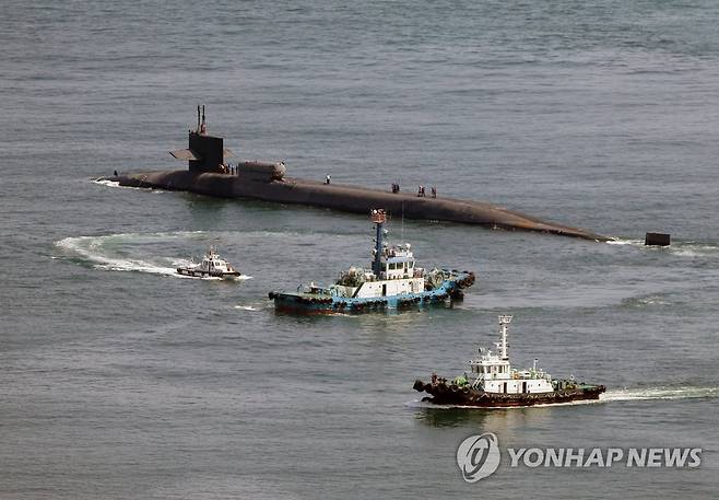 부산 떠나는 미 핵잠수함 [연합뉴스 자료사진]