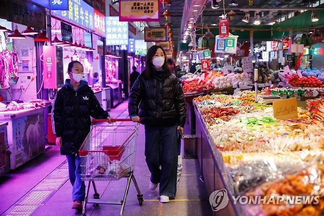 각종 색상의 조명이 사용된 베이징 식료품 시장 [EPA=연합뉴스 자료사진. 재판매 및 DB 금지]