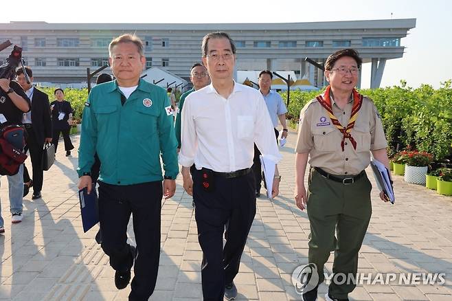 프레스룸 향하는 한덕수 총리 (부안=연합뉴스) 김주형 기자 = 한덕수 국무총리(가운데)가 4일 전북 부안군 2023 새만금 세계스카우트잼버리 대회장을 방문해 이상민 행정안전부 장관(왼쪽), 박보균 문화체육관광부 장관과 대회장 내 프레스룸으로 이동하고 있다. 2023.8.4 kjhpress@yna.co.kr