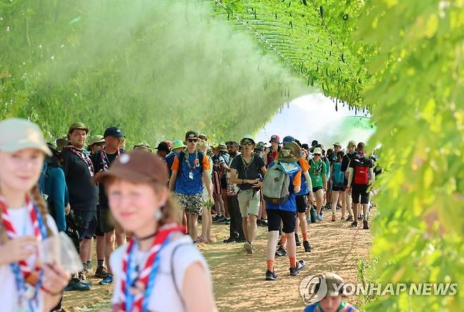 더위 식히는 잼버리 참가 대원들 (부안=연합뉴스) 김주형 기자 = 4일 전북 부안군에서 열리고 있는 2023 새만금 세계스카우트잼버리 대회장을 방문한 참가 대원들이 덩굴 쿨링 터널에서 더위를 식히고 있다. 2023.8.4 kjhpress@yna.co.kr