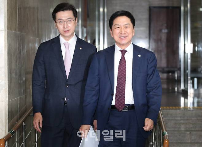 김기현(오른쪽) 국민의힘 대표와 강민국 수석대변인이 나란히 걷고 있다.(사진=노진환 기자)