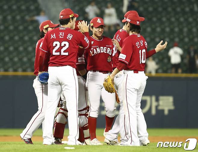 21일 서울 송파구 잠실야구장에서 열린 '2023 신한은행 SOL KBO리그' LG 트윈스와 SSG랜더스의 경기에서 6대4 승리를 거둔 SSG 선수들이 기뻐하고 있다. 2023.7.21/뉴스1 ⓒ News1 김민지 기자